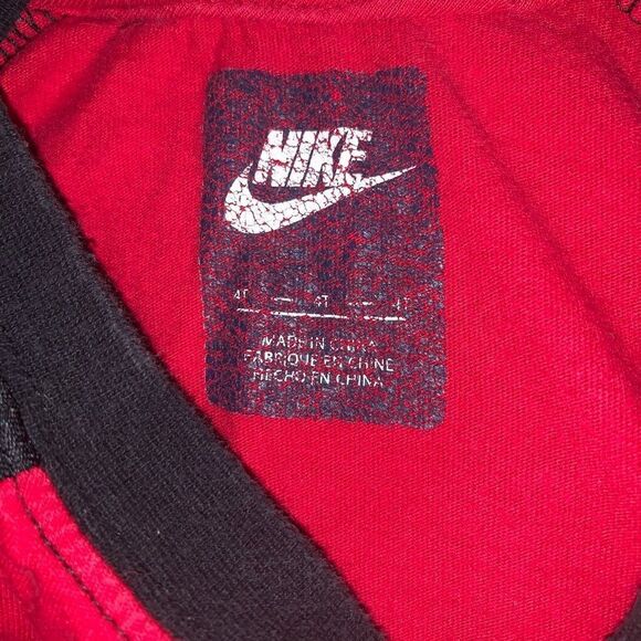 Boys Nike black red t-shirt size 4T - Picture 3 of 3
